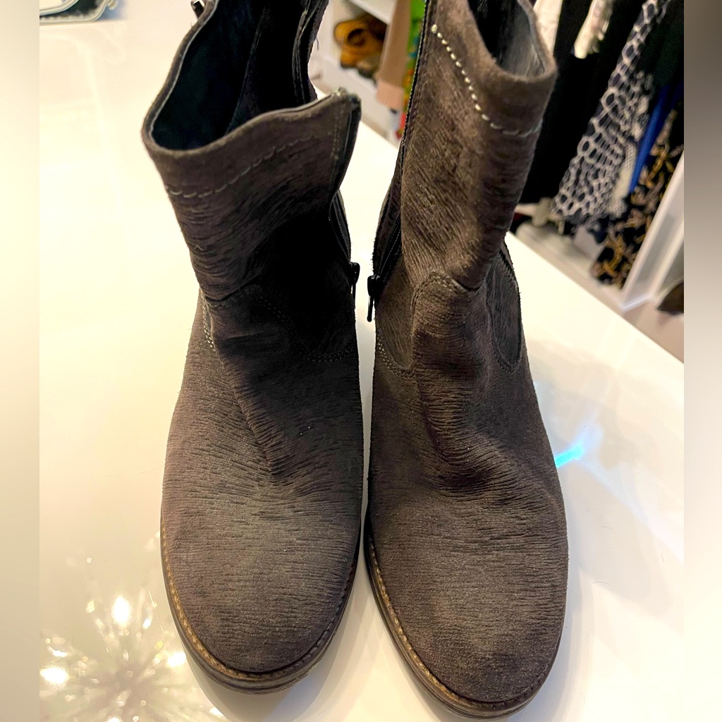 Real Leather Booties By Taos Footwear Made In Portugal Great Color Gray Beige.